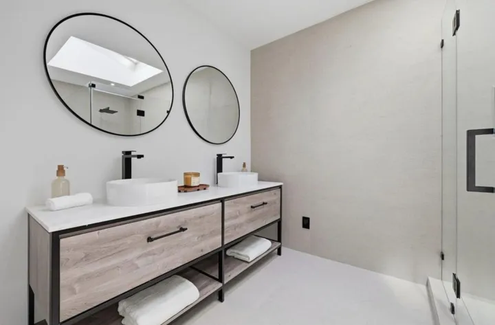 Double vanity with round mirrors